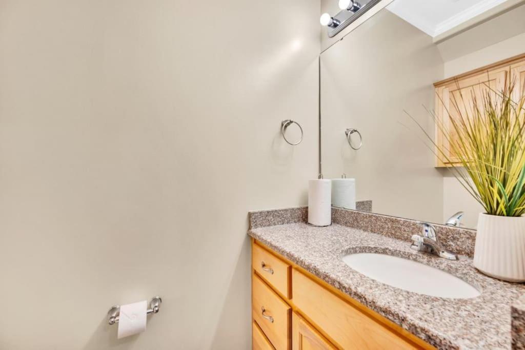 Cozy 2B Townhouse King Bed Free Parking Tv In Brs Villa Concord Exteriör bild